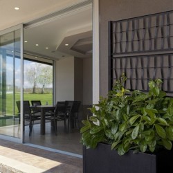 Fioriera con spalliera in plastica per esterno 80x36x140 h cm