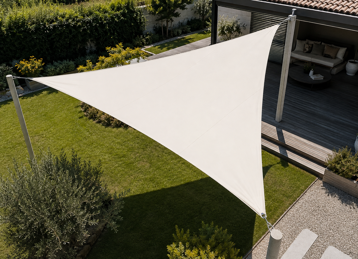 Vela ombreggiante da giardino installata sopra una zona relax
