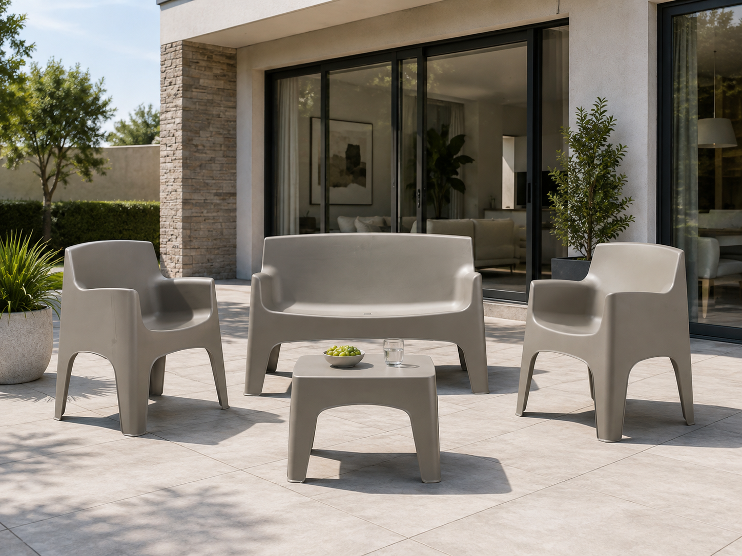 Salotto da giardino in plastica effetto rattan con tavolino