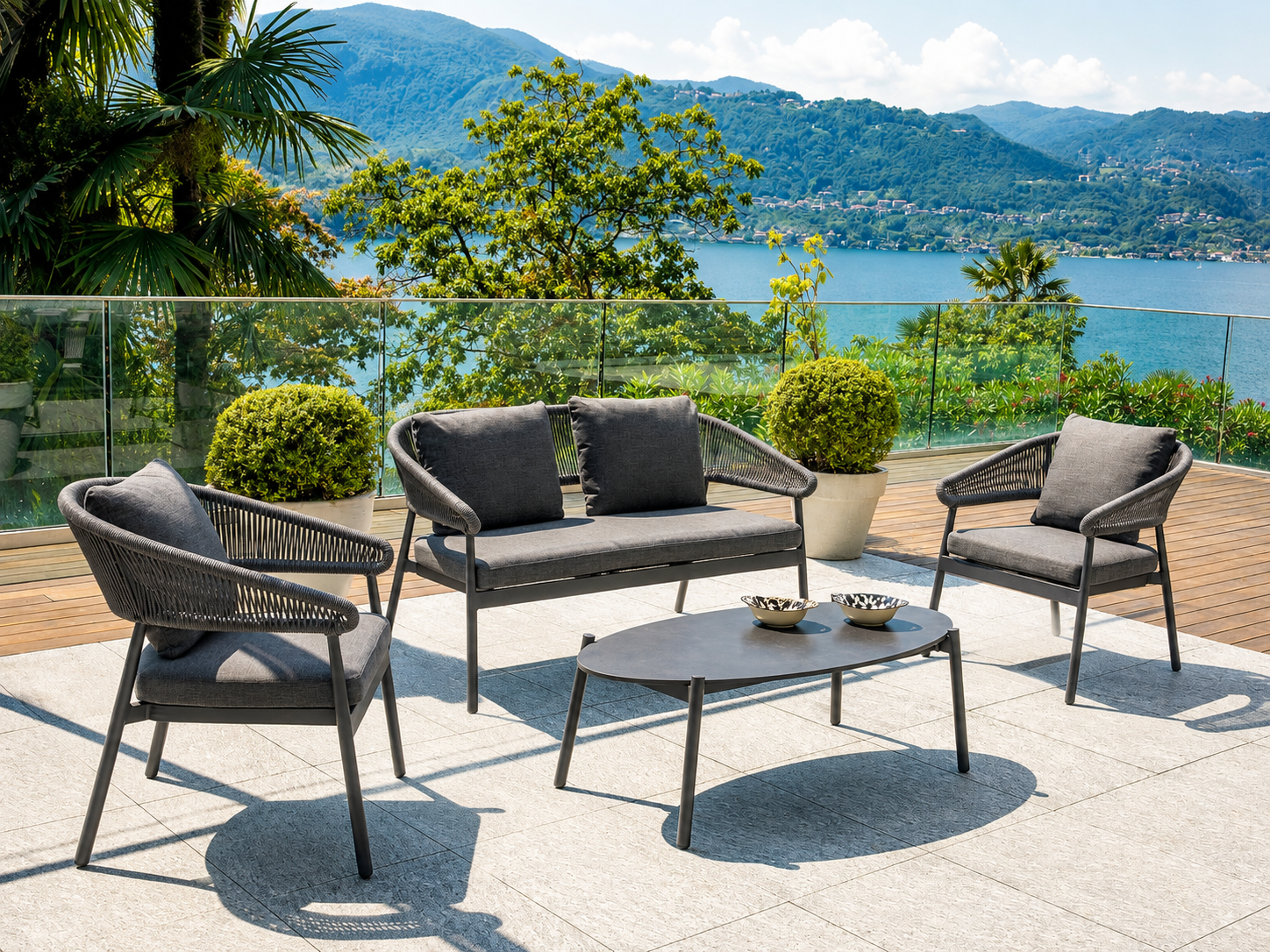 Salotto da giardino in alluminio moderno a bordo piscina