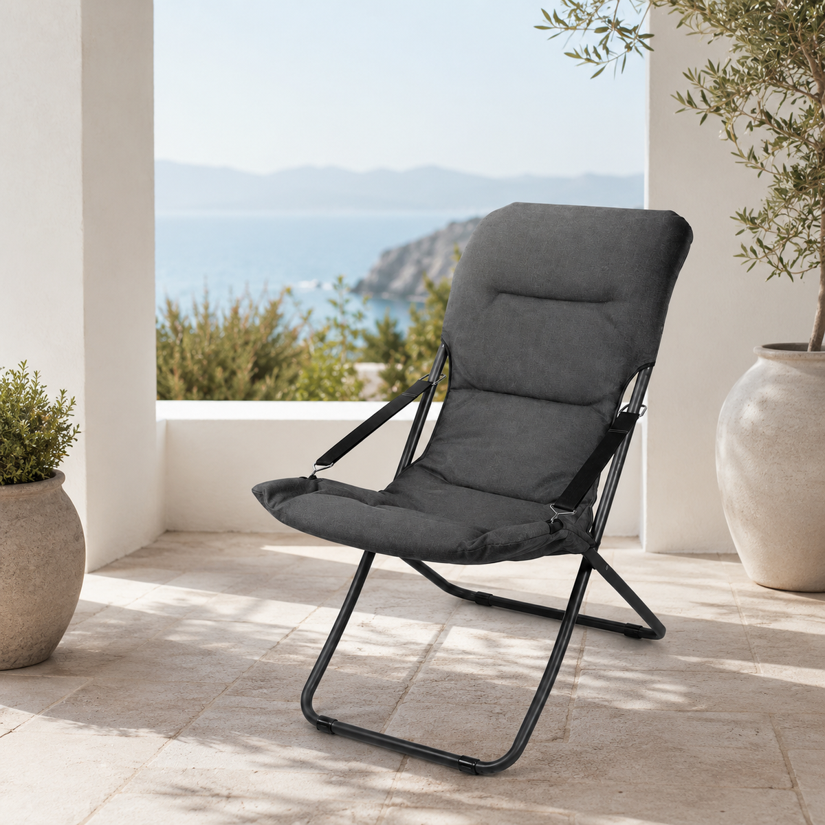 Poltrona canapone Floris grigia ambientata su terrazza moderna
