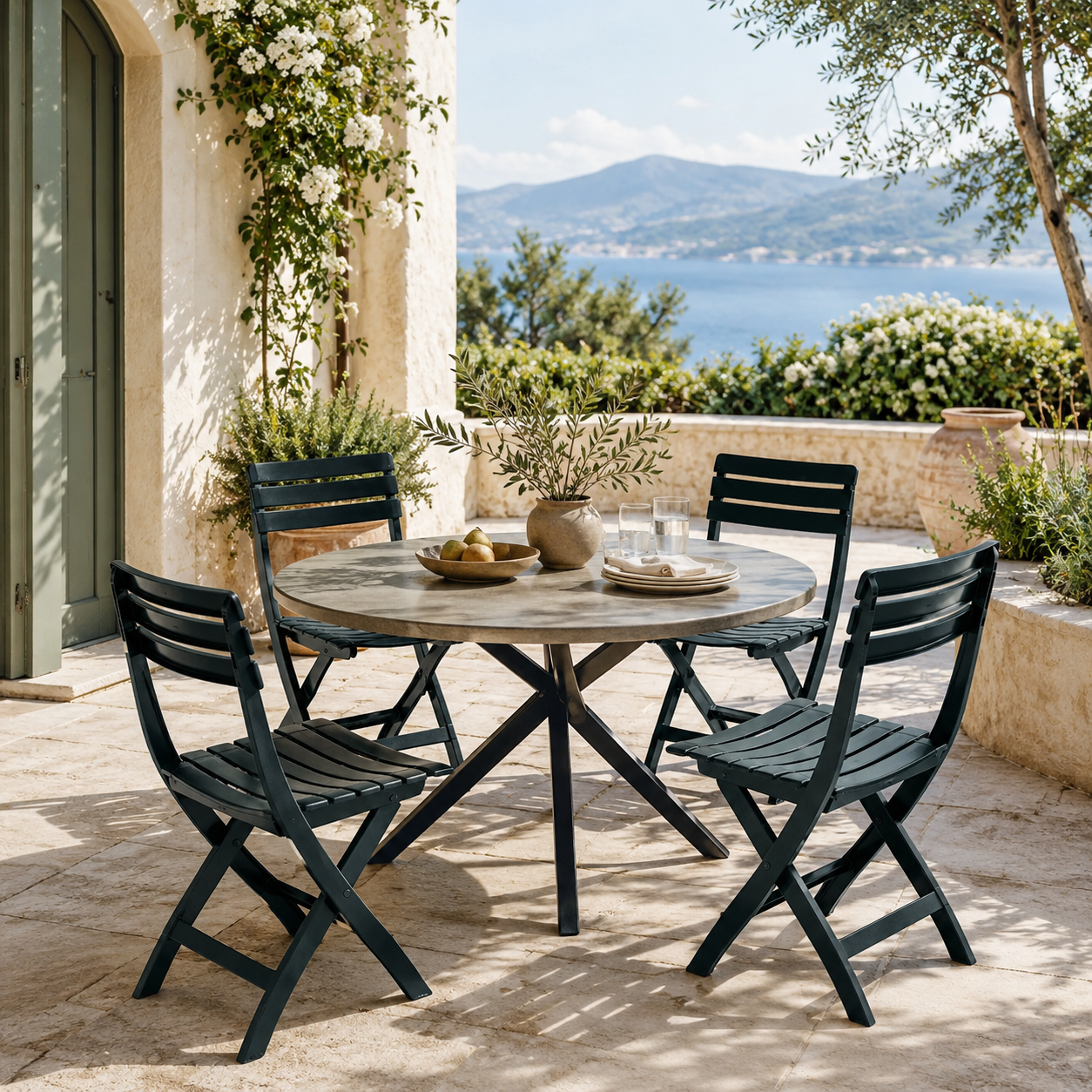 Set 4 sedie pieghevoli Pinta attorno a tavolo su terrazza da giardino