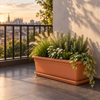 Vaso rettangolare ambientato su un terrazzo moderno con dentro delle piante. Anthea 