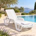 Lettino fisso bianco a bordo piscina