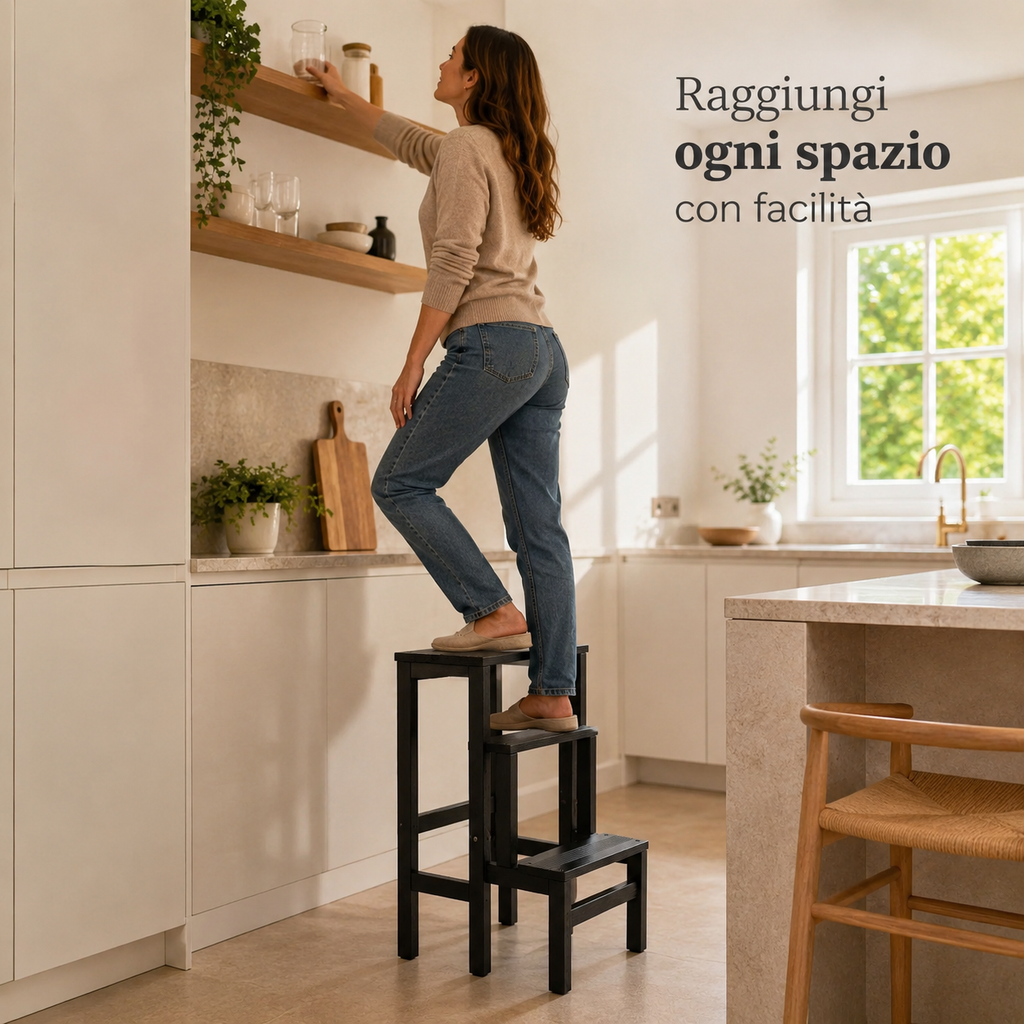 Donna utilizza scaletta Giulietta in cucina per raggiungere un ripiano alto