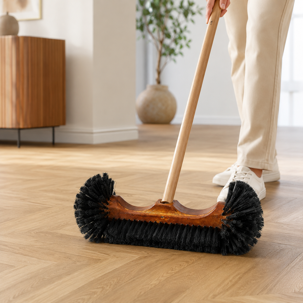 Scopa testa di lupo in vera setola di cinghiale utilizzata su parquet in ambiente domestico