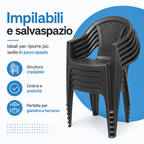 Sedie Tressy Rattan nere impilate per occupare meno spazio.