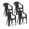 Set da 4 sedie Tressy Rattan nere con braccioli su sfondo bianco.