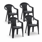 Set da 4 sedie Tressy Rattan nere con braccioli su sfondo bianco.