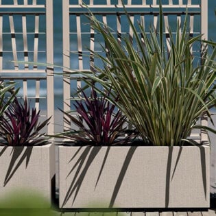 Fioriera con spalliera in plastica per esterno: versatile, sostenibile e ideale per ogni giardino o terrazzo. Perfetta per piante rampicanti, facile da montare.